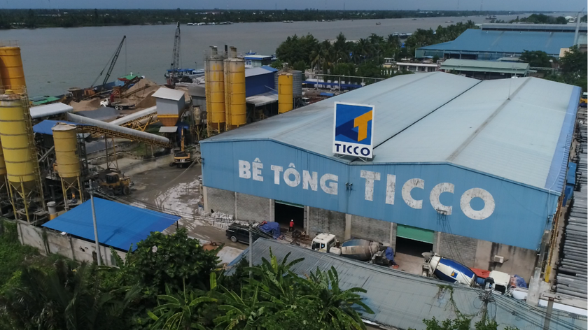 Nhiều xe chờ bê tông của Công ty TNHH MTV Bê tông Ticco Tiền Giang súc, rửa bồn và đổ các chất thải, bê tông dư thừa tại nhiều tuyến đường trên địa phận tỉnh Tiền Giang.