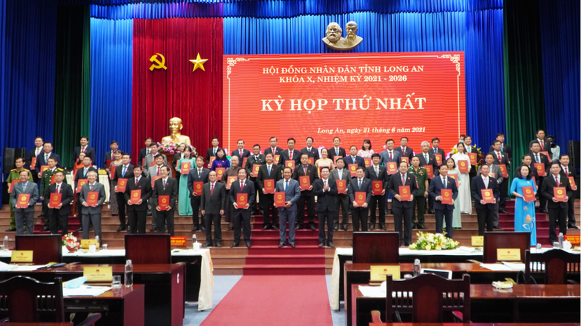 Phó Bí thư Thường trực Tỉnh ủy Nguyễn Thanh Hải trao Giấy chứng nhận cho các đại biểu HĐND tỉnh khóa X, nhiệm kỳ 2021-2026.
