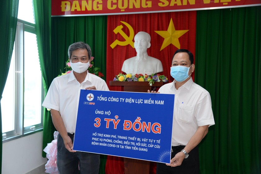 Ông Nguyễn Thanh Linh, PGĐ Sở Y tế tỉnh Tiền Giang nhận kinh phí hỗ trợ 3 tỷ đồng.