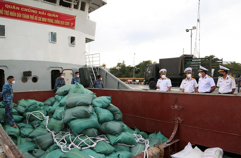 Quân chủng Hải quân hỗ trợ TP HCM 135 tấn gạo và 25 tỷ đồng chống dịch COVID-19