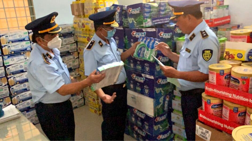 Long An: Tạm giữ hàng trăm hộp sữa nghi là hàng nhập lậu