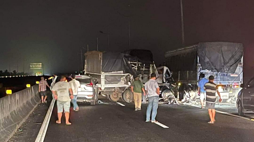 Long An: 3 ô tô tông liên hoàn trên đường cao tốc TP Hồ Chí Minh - Trung Lương làm 2 người bị thương