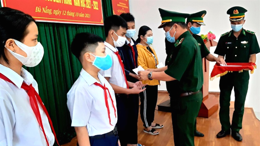 Bộ đội biên phòng Đà Nẵng tiếp sức cho học sinh nghèo ở vùng dịch