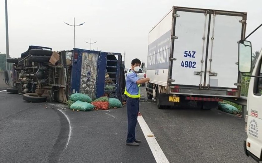 Tiền Giang: Xe tải rơi bánh, lật ngang trên đường cao tốc TP Hồ Chí Minh - Trung Lương khiến giao thông ùn ứ hơn 2 km
