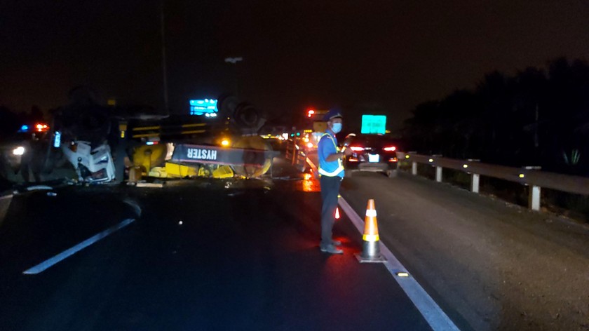 Nổ lốp, xe tải chở xe lu bị lật ngửa trên đường cao tốc TP Hồ Chí Minh – Trung Lương