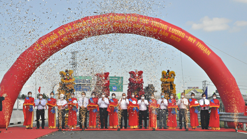 Chủ tịch nước Nguyễn Xuân Phúc phát lệnh thông xe kỹ thuật cao tốc Trung Lương - Mỹ Thuận.