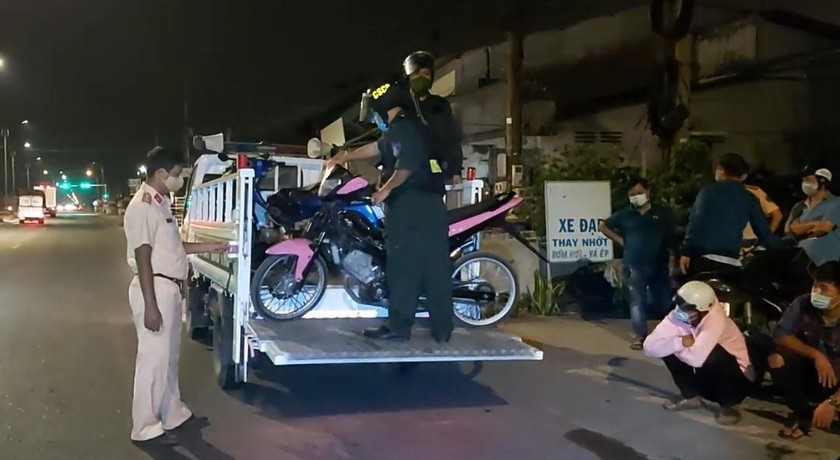 Cảnh sát Tiền Giang vây bắt nhóm thanh thiếu niên đua kéo xe trái phép trên Quốc lộ 1A