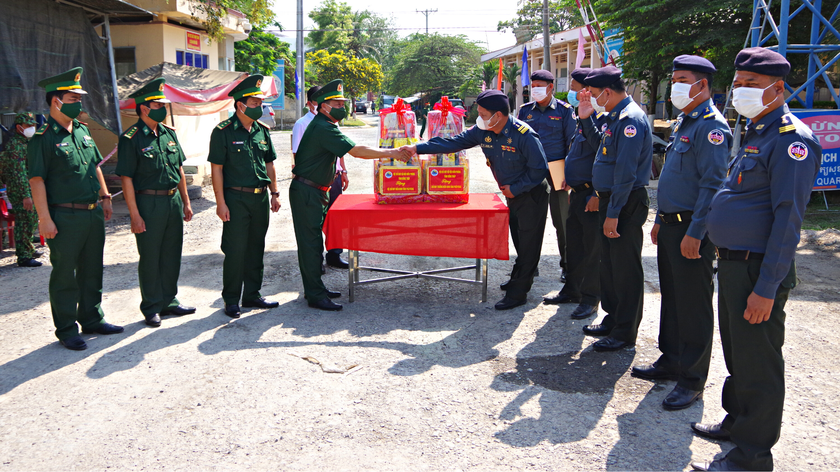 Lực lượng vũ trang tỉnh Prâyveng thăm và chúc Tết Bộ đội Biên phòng tỉnh Đồng Tháp