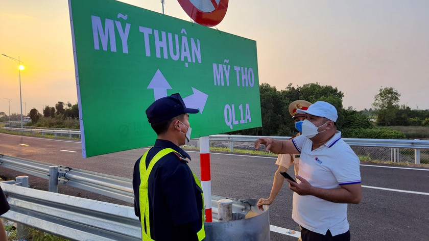 Tài xế lúng túng khi đọc biển báo trên cao tốc Trung Lương - Mỹ Thuận