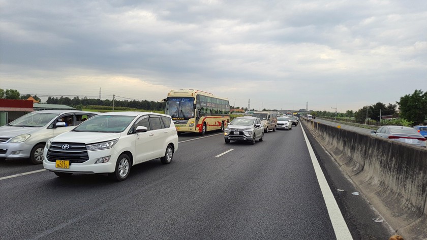 Xe tải chết máy trên cao tốc TP Hồ Chí Minh - Trung Lương khiến giao thông ùn tắc gần 10km