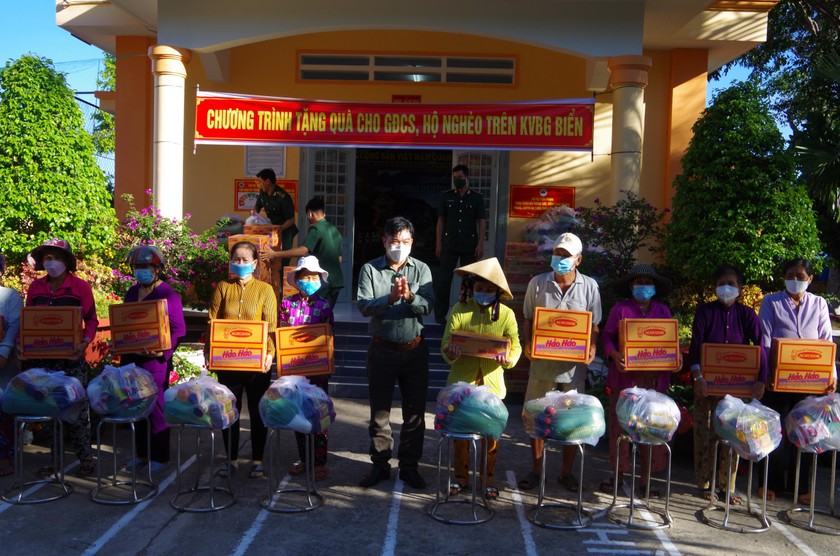 Đồn Biên phòng Phú Tân tặng 100 phần quà cho gia đình chính sách, khó khăn 