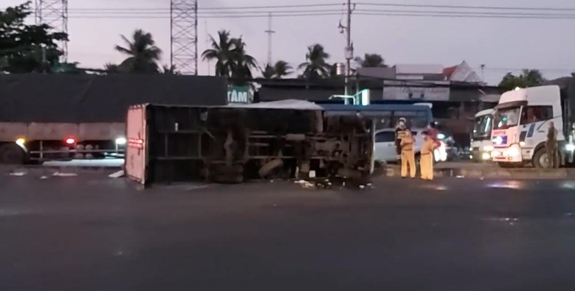 Xe tải lật ngang ở ngã tư Đồng Tâm khiến tài xế bị thương nặng