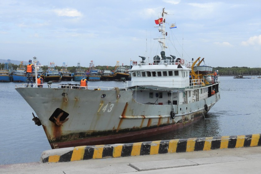 Tàu 743 đưa ngư dân Kiên Giang bị nạn về đất liền an toàn