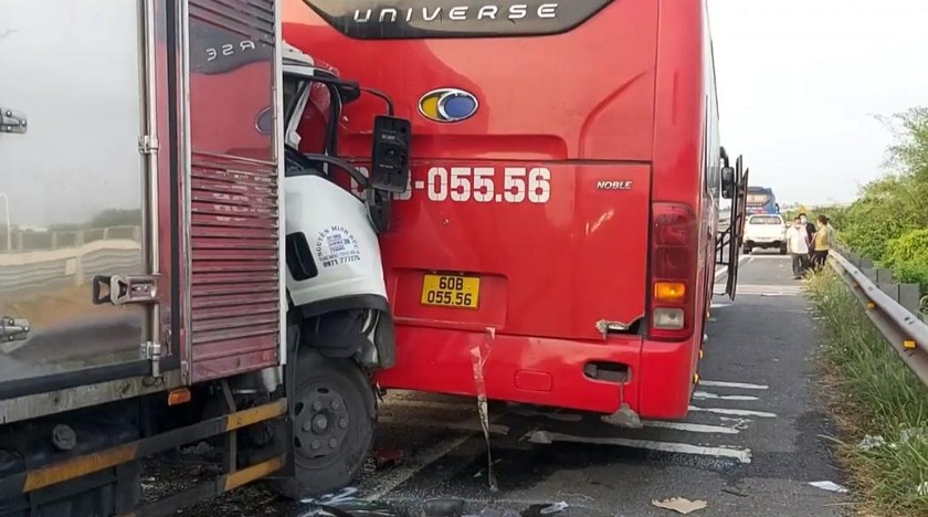 Xe tải tông đuôi xe giường nằm trên cao tốc TP Hồ Chí Minh - Trung Lương