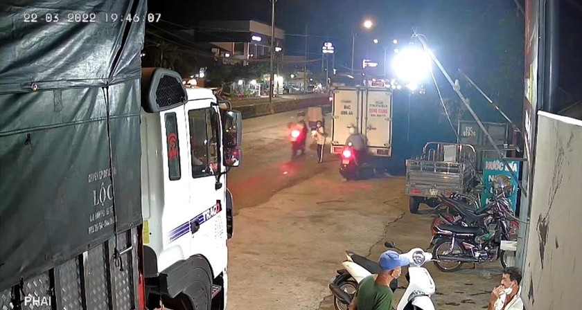 Tiền Giang: Tông vào đuôi xe tải ven đường, nam thanh niên bị thương nặng
