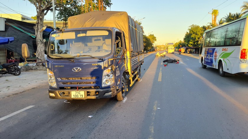 Xe máy điện va chạm xe tải trên Quốc lộ 50, một người đàn ông tử vong