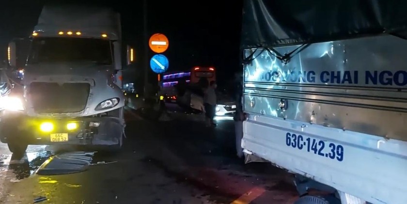 5 xe ô tô tông liên hoàn trên đường dẫn cao tốc TP Hồ Chí Minh - Trung Lương, nhiều người thoát chết trong gang tấc