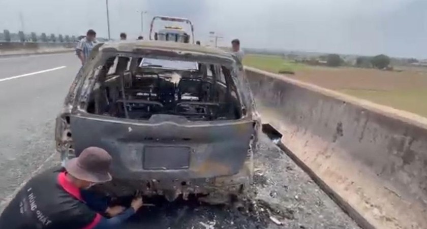 Xe ô tô cháy rụi trên đường cao tốc TP Hồ Chí Minh - Trung Lương