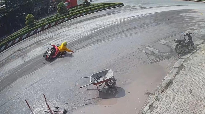 Thi công nâng cấp mặt đường Quốc lộ 1 không đảm bảo an toàn làm nhiều xe máy té ngã