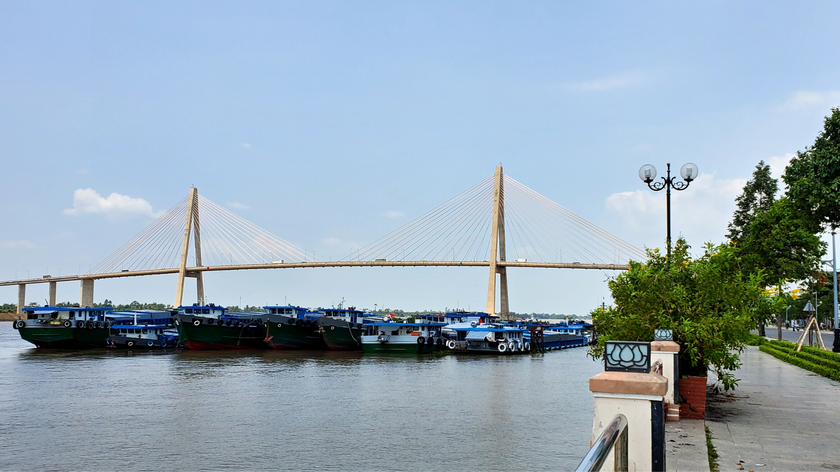 Tiền Giang: Tàu thuyền neo đậu trái phép uy hiếp bờ kè sông Tiền