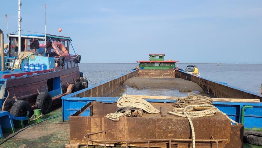 Bộ đội Biên phòng Tiền Giang và Bến Tre phối hợp bắt giữ tàu chở cát không có hóa đơn chứng từ
