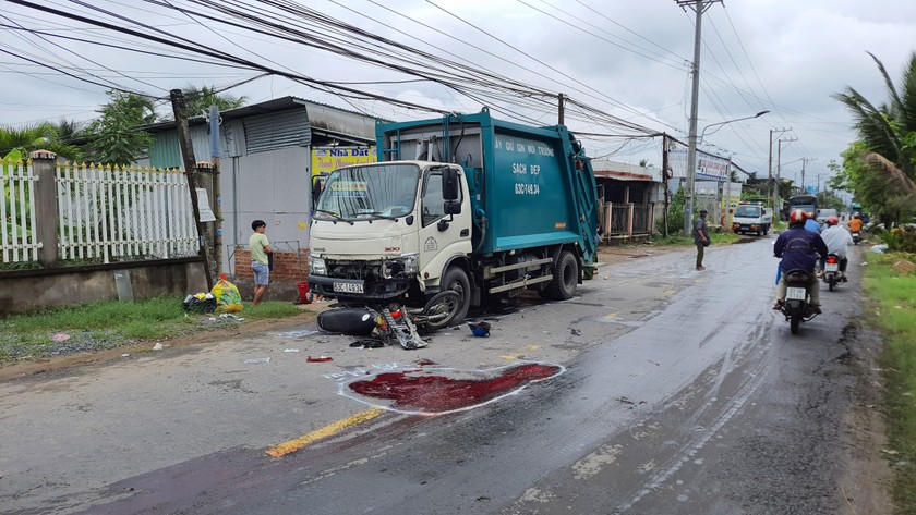 Tiền Giang: Xe máy lấn trái đường, tông vào xe rác, một người đàn ông tử vong