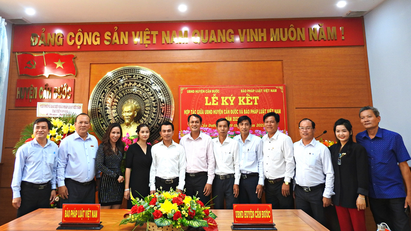 UBND huyện Cần Đước và Báo Pháp luật Việt Nam ký kết hợp tác truyền thông năm 2022
