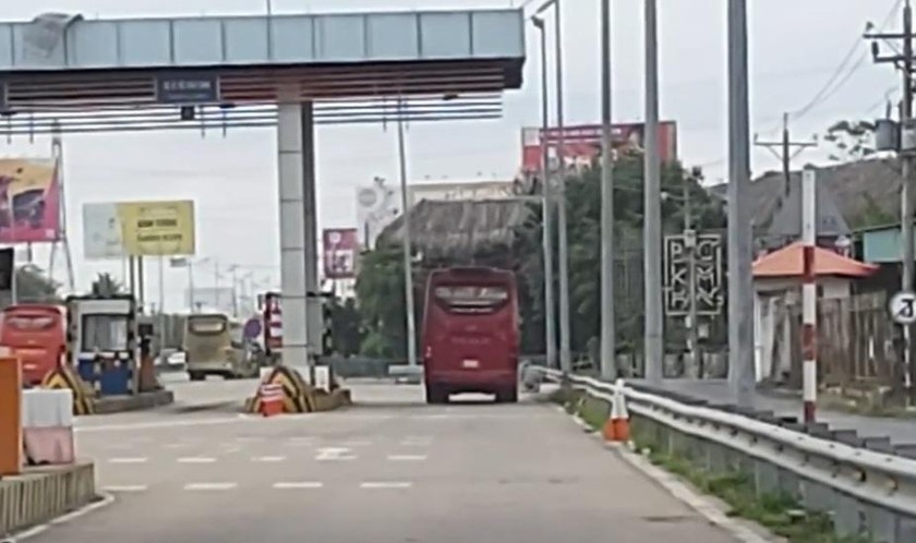 Ô tô vô tư dừng đỗ ở trạm thu phí đường cao tốc TP Hồ Chí Minh - Trung Lương