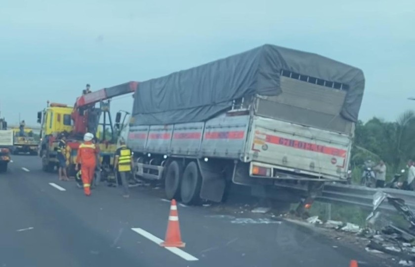 Hai xe tải hư hỏng nặng sau va chạm trên cao tốc Trung Lương - Mỹ Thuận