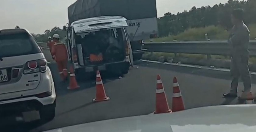 Xe cứu thương đang chở bệnh nhân tông đuôi xe tải trên đường cao tốc Trung Lương - Mỹ Thuận