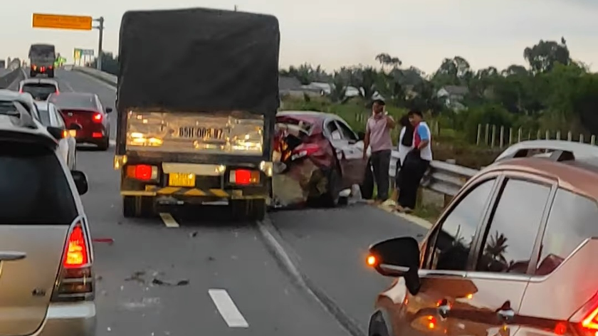 Xe tải tông bẹp đuôi xe con trên cao tốc, 3 người bị thương