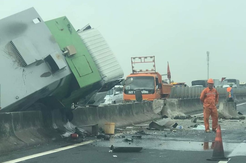 Va chạm liên hoàn trên cao tốc TP Hồ Chí Minh - Trung Lương khiến 1 người bị thương