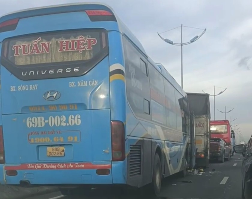 Va chạm liên hoàn trên cao tốc TP Hồ Chí Minh - Trung Lương làm giao thông ùn tắc trên 4km