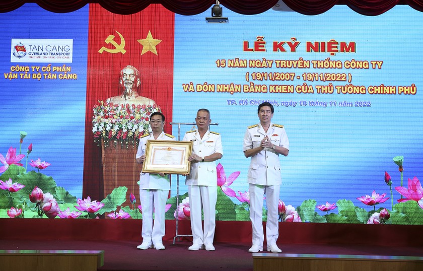 Công ty CP Vận tải bộ Tân Cảng đón nhận bằng khen của Thủ tướng Chính phủ