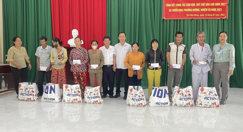 Thanh tra Sở GTVT Tiền Giang tặng quà Tết hộ nghèo ở huyện Tân Phước và thị xã Cai Lậy