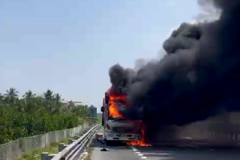 Xe tải cháy rụi trên đường cao tốc Trung Lương - Mỹ Thuận