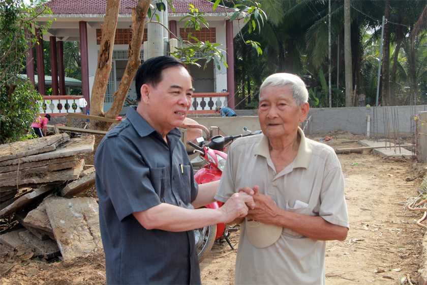 Chủ tịch UBND tỉnh Trần Ngọc Tam vận động, thuyết phục hộ dân ở ấp 2 xã Sơn Đông sớm bàn giao mặt bằng cho dự án. (Ảnh: Trương Hùng)