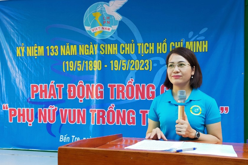 Phó Chủ tịch Hội LHPN tỉnh Lê Thị Hoàng Oanh phát biểu phát động trồng cây. (Ảnh: Diệu Hiền)