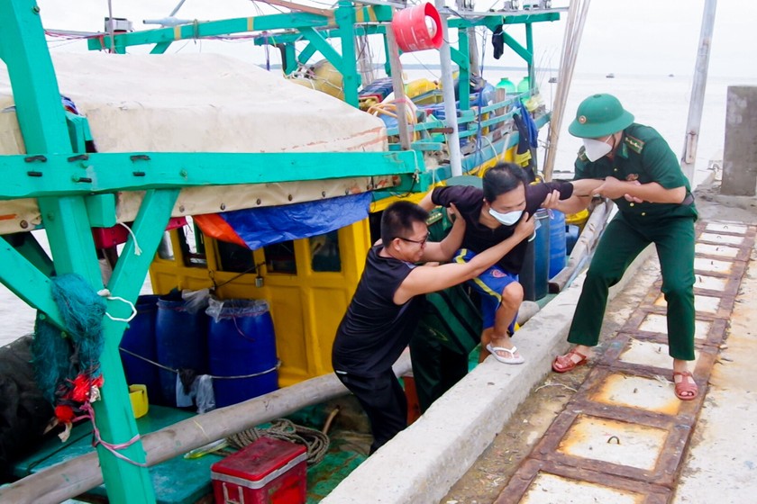 Tàu cá CM91051TS cập cảng đưa 5 ngư dân vào bờ an toàn. Ảnh: Văn Long