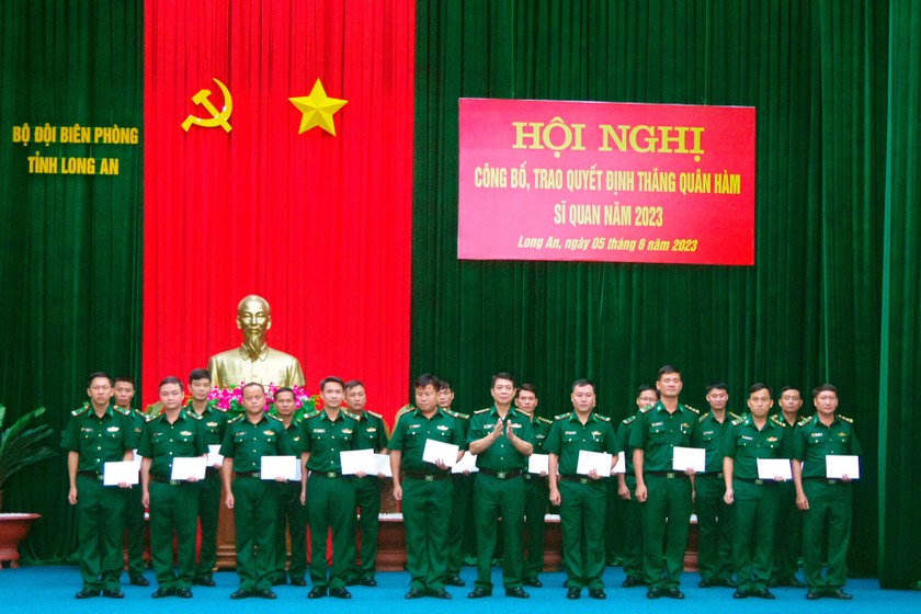 Hàng trăm sĩ quan BĐBP phía Nam được trao quyết định thăng quân hàm