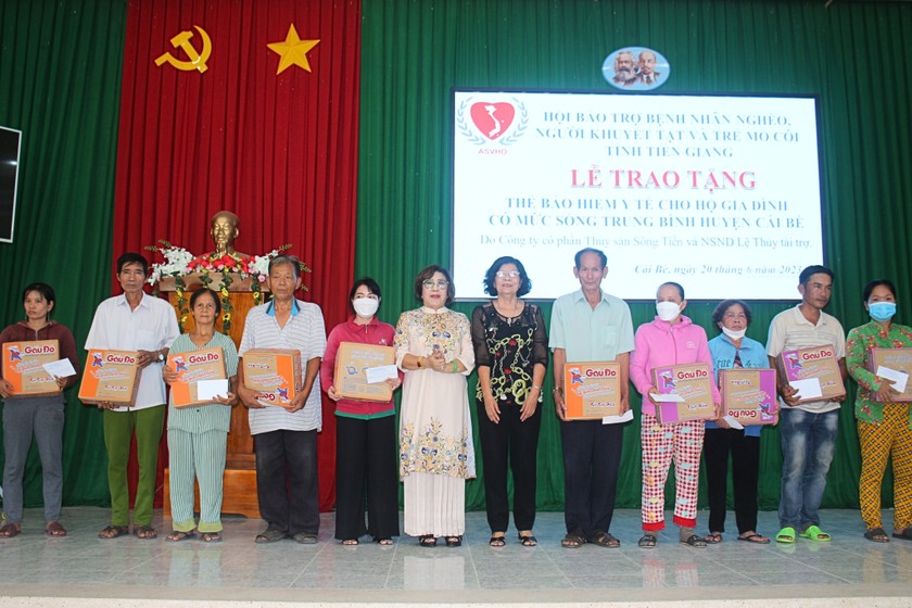 Trao tặng thẻ BHYT cho các hộ gia đình có mức sống trung bình ở Tiền Giang