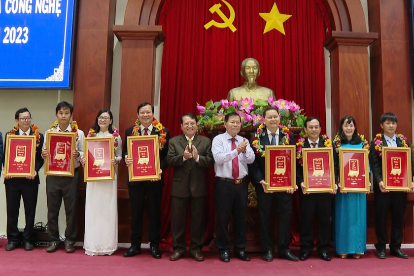 Tiến sĩ Nguyễn Hữu Lợi (thứ 5 từ trái sang) trong buổi vinh danh tiến sĩ 2023