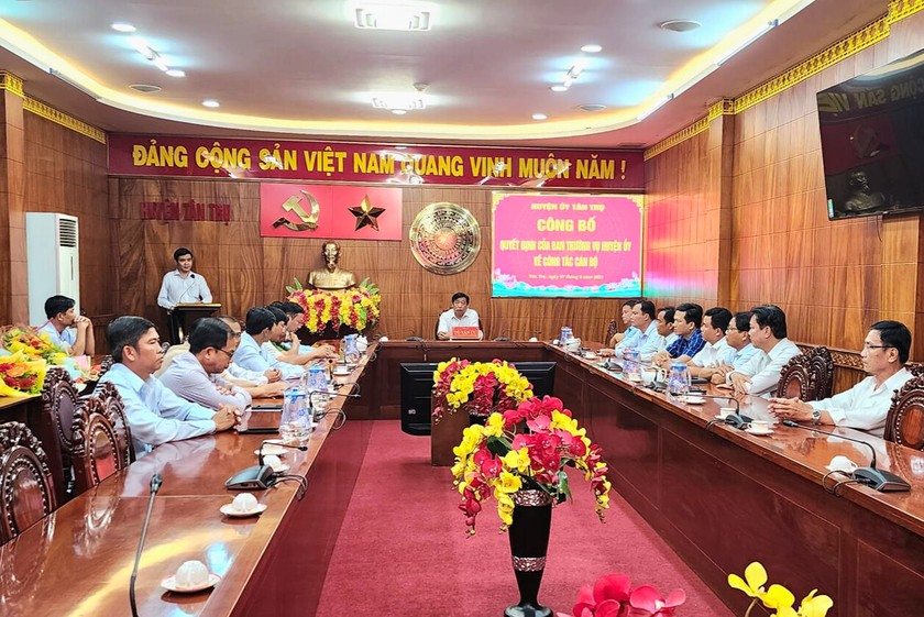 Huyện Tân Trụ công bố các quyết định về công tác cán bộ