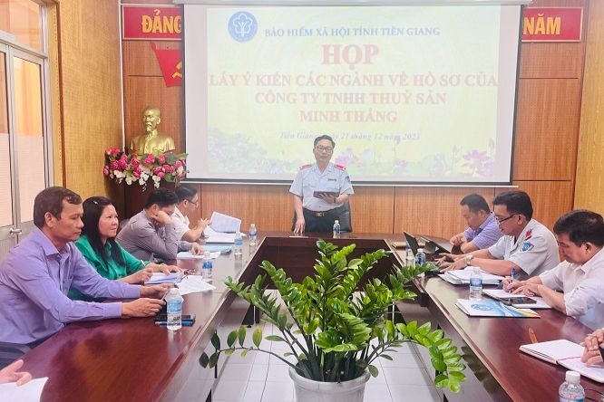 Ông Võ Khánh Bình - Giám đốc BHXH tỉnh phát biểu kết luận thống nhất các ý kiến trong cuộc họp.