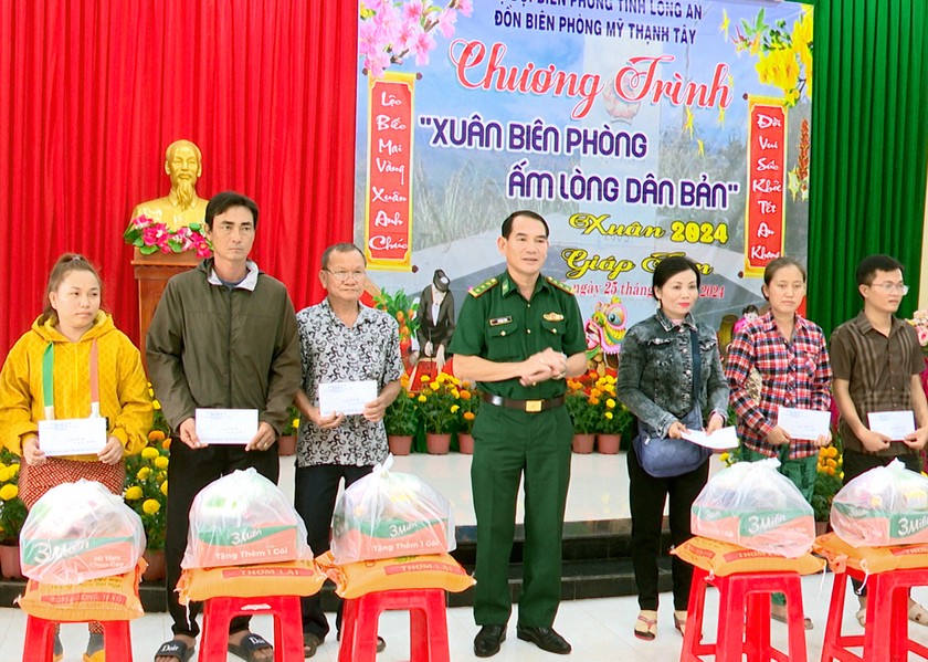 Thượng tá Vũ Minh Tùng - Chủ nhiệm chính trị BĐBP tỉnh Long An trao quà cho nhân dân biên giới tại Chương trình.