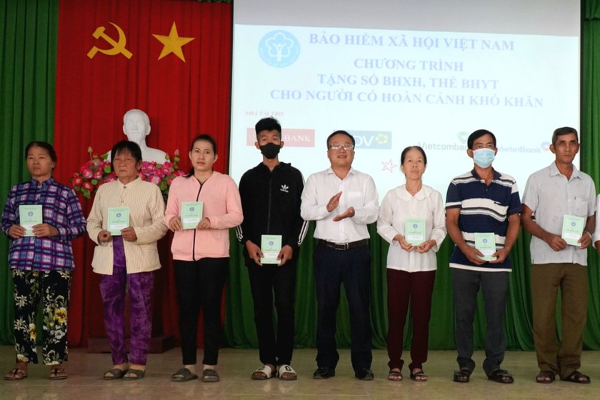 Tặng 40 sổ BHXH và 350 thẻ BHYT cho người dân có hoàn cảnh khó khăn ở Tiền Giang