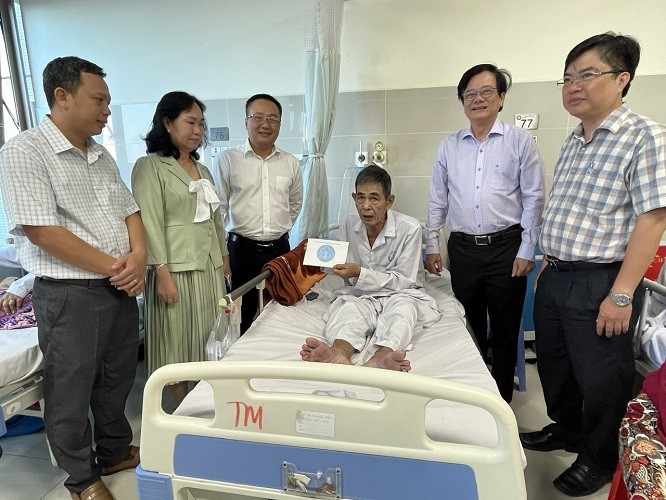 Phó Giám đốc BHXH tỉnh Huỳnh Hữu Phúc cùng lãnh đạo Bệnh viện đa khoa Tiền Giang thăm hỏi, tặng quà cho các bệnh nhân BHYT có hoàn cảnh khó khăn đang điều trị tại đây.