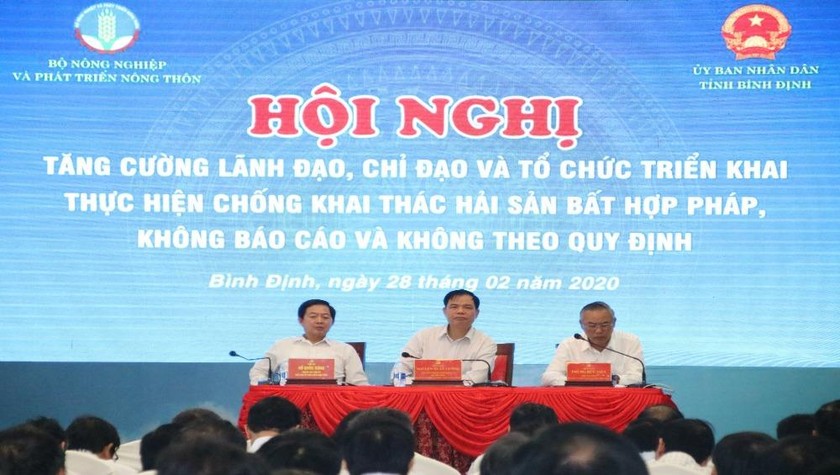 Bộ NN&PTNT Nguyễn Xuân Cường (ngồi giữa) chủ trì hội nghị
