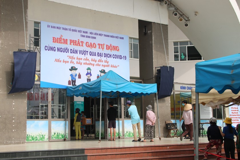 Cây “ATM gạo” đầu tiên ở tỉnh Bình Định đặt tại Nhà Văn hóa lao động tỉnh.