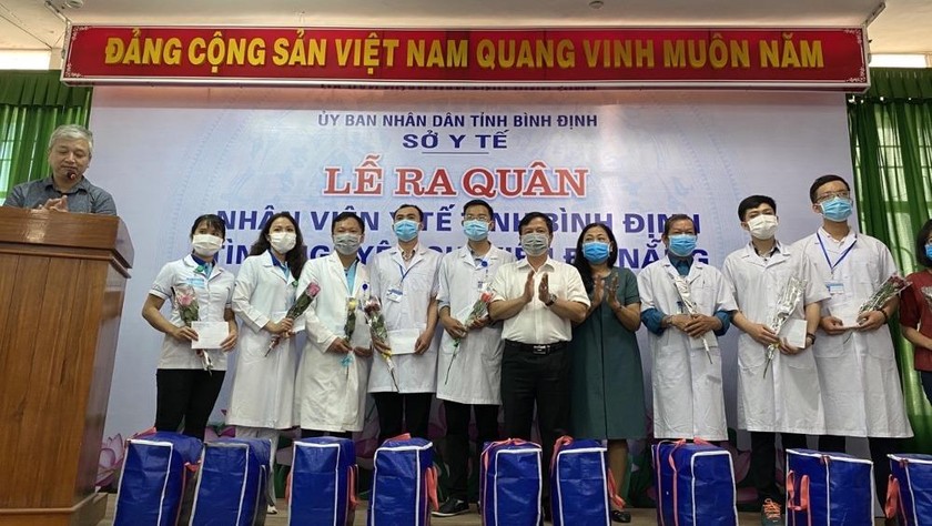 25 nhân viên y tế của tỉnh Bình Định hỗ trợ Đà Nẵng chống dịch Covid-19.